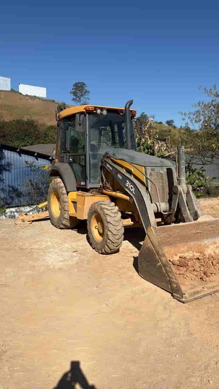Retroescavadeira John Deere 310L 4X4 2019 - imagem de fundo