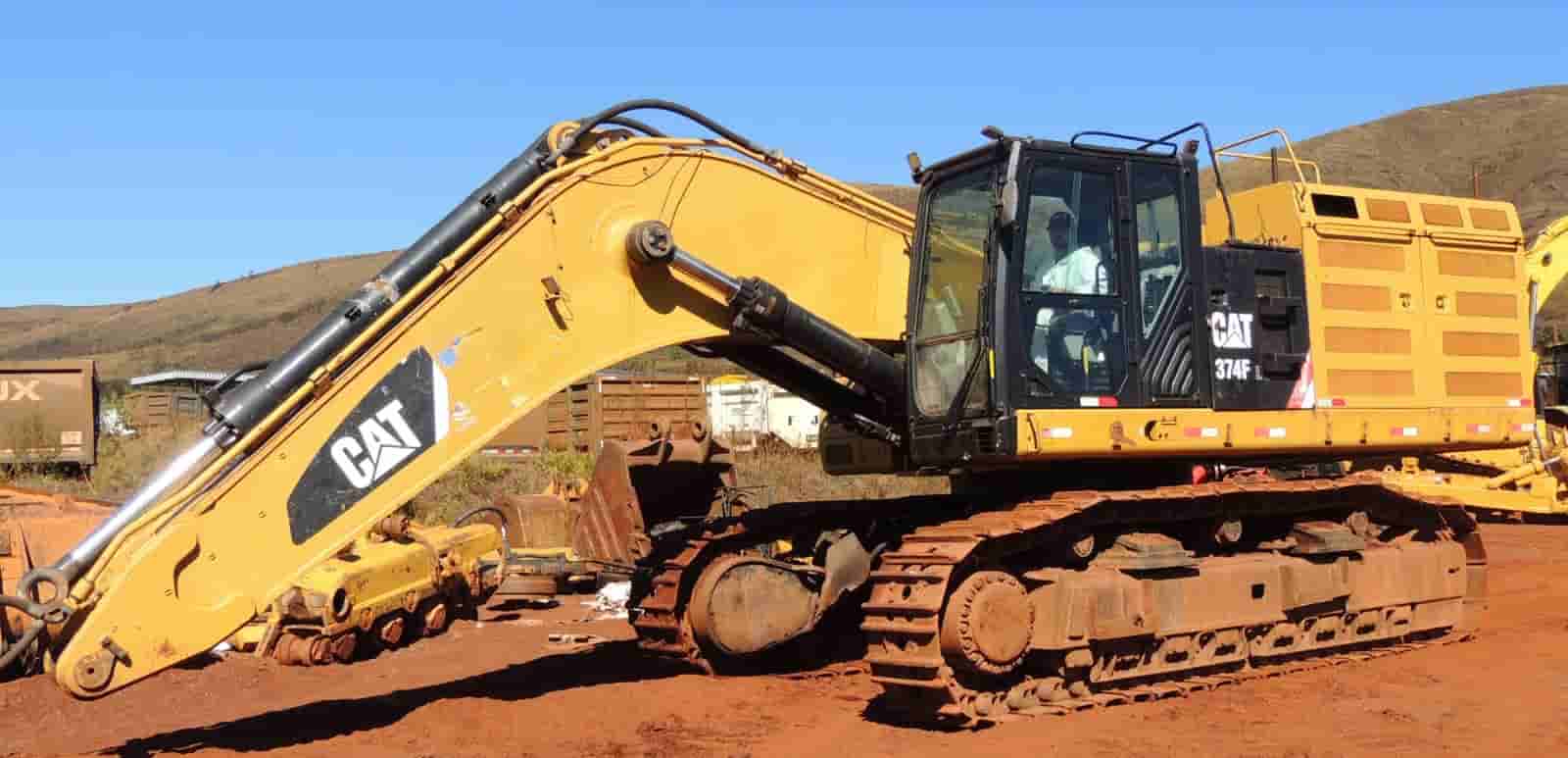 Escavadeira Caterpillar 374F 2019 - imagem de fundo