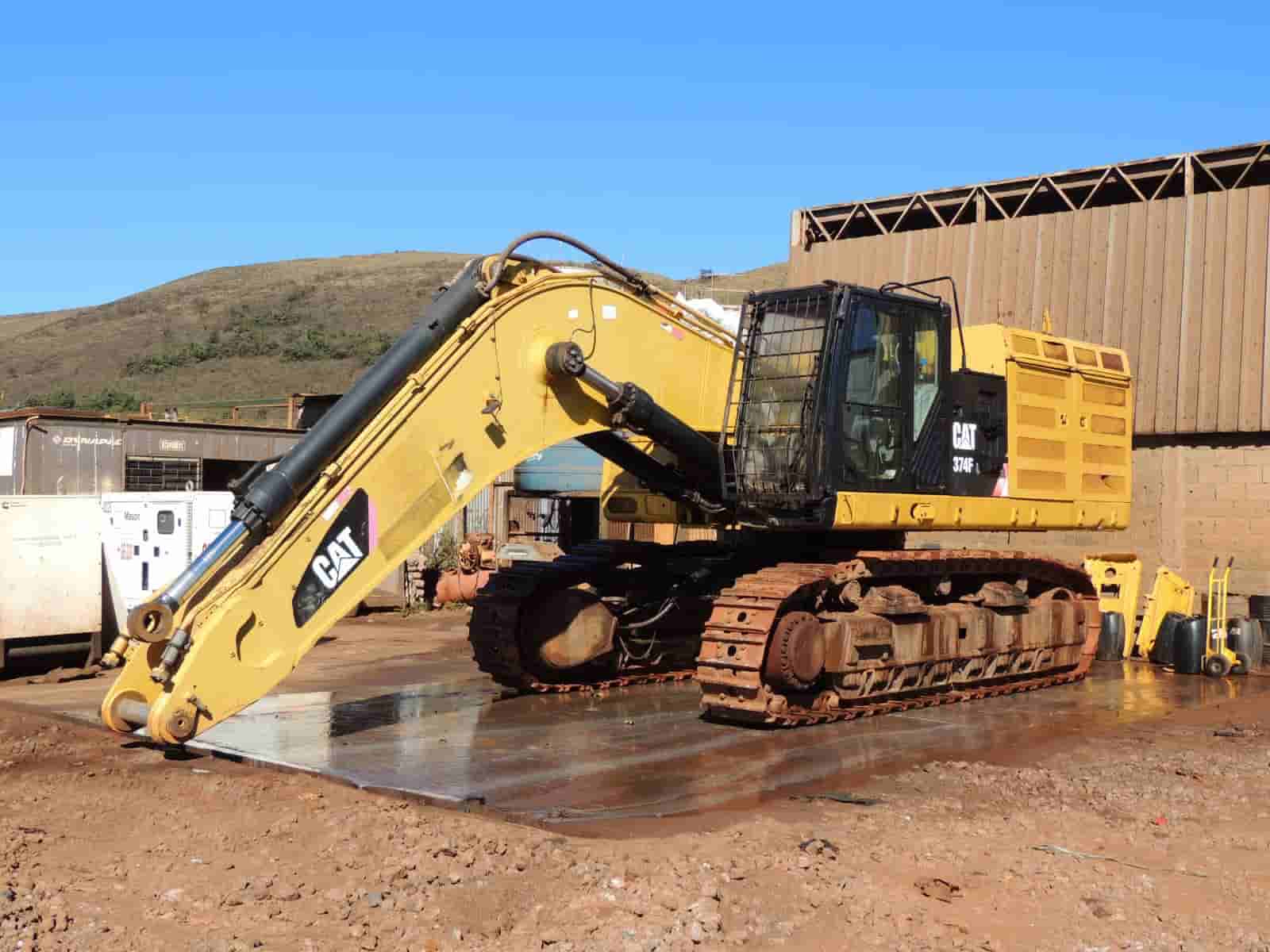Escavadeira Caterpillar 374F 2019 - imagem de fundo