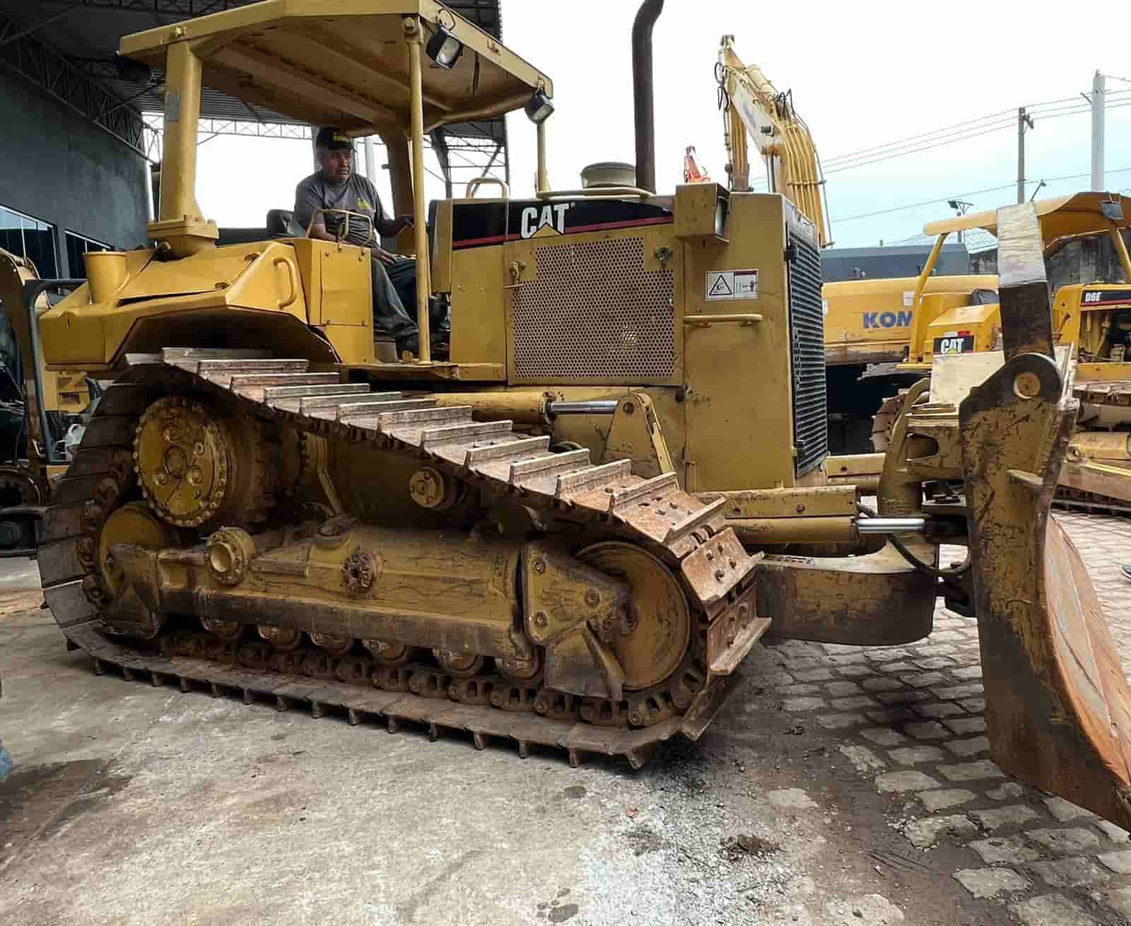 Trator de esteira Caterpillar D6M 2001 - imagem de fundo
