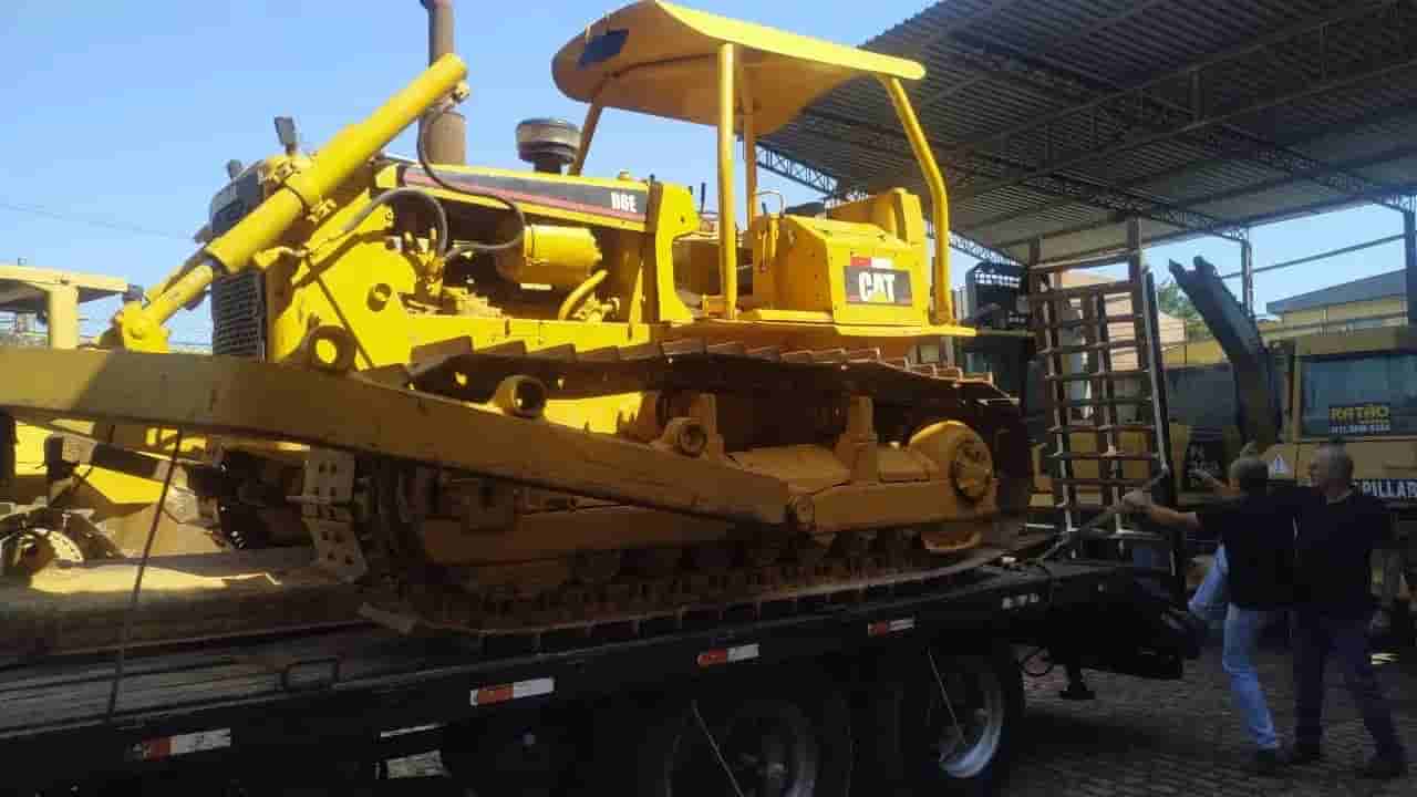 Trator de esteira Caterpillar D6E 1984 - imagem de fundo