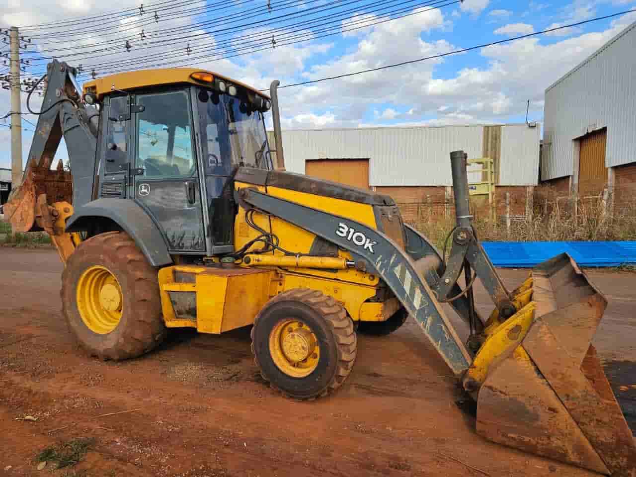 Retroescavadeira John Deere 310K 2015 - imagem de fundo