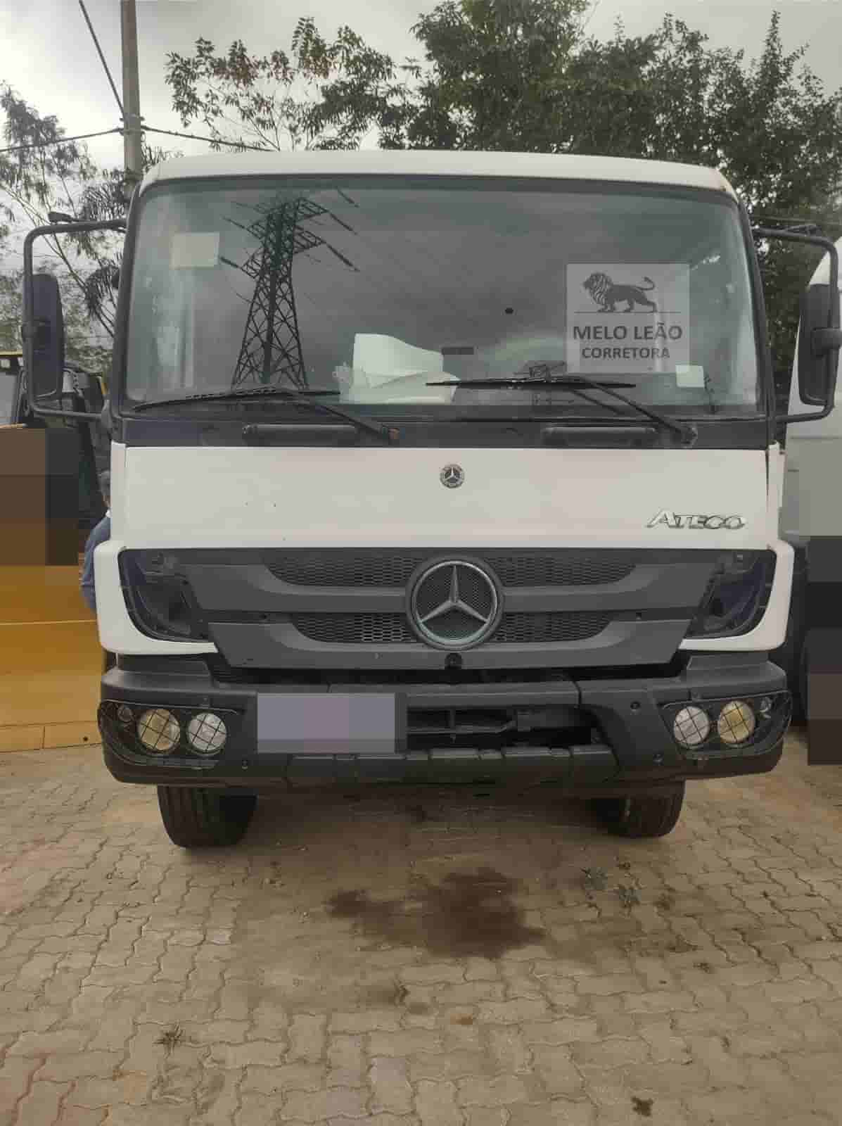 Caminhão Mercedes Benz ATEGO 2730K 2022 - imagem de fundo