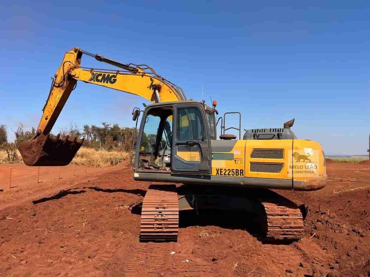Escavadeira XCMG XE225BR 2023 - imagem de fundo