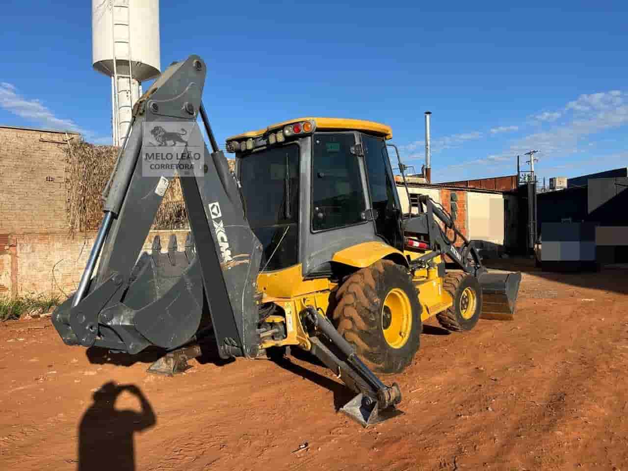 Retroescavadeira XCMG XT870BR 2019 - imagem de fundo