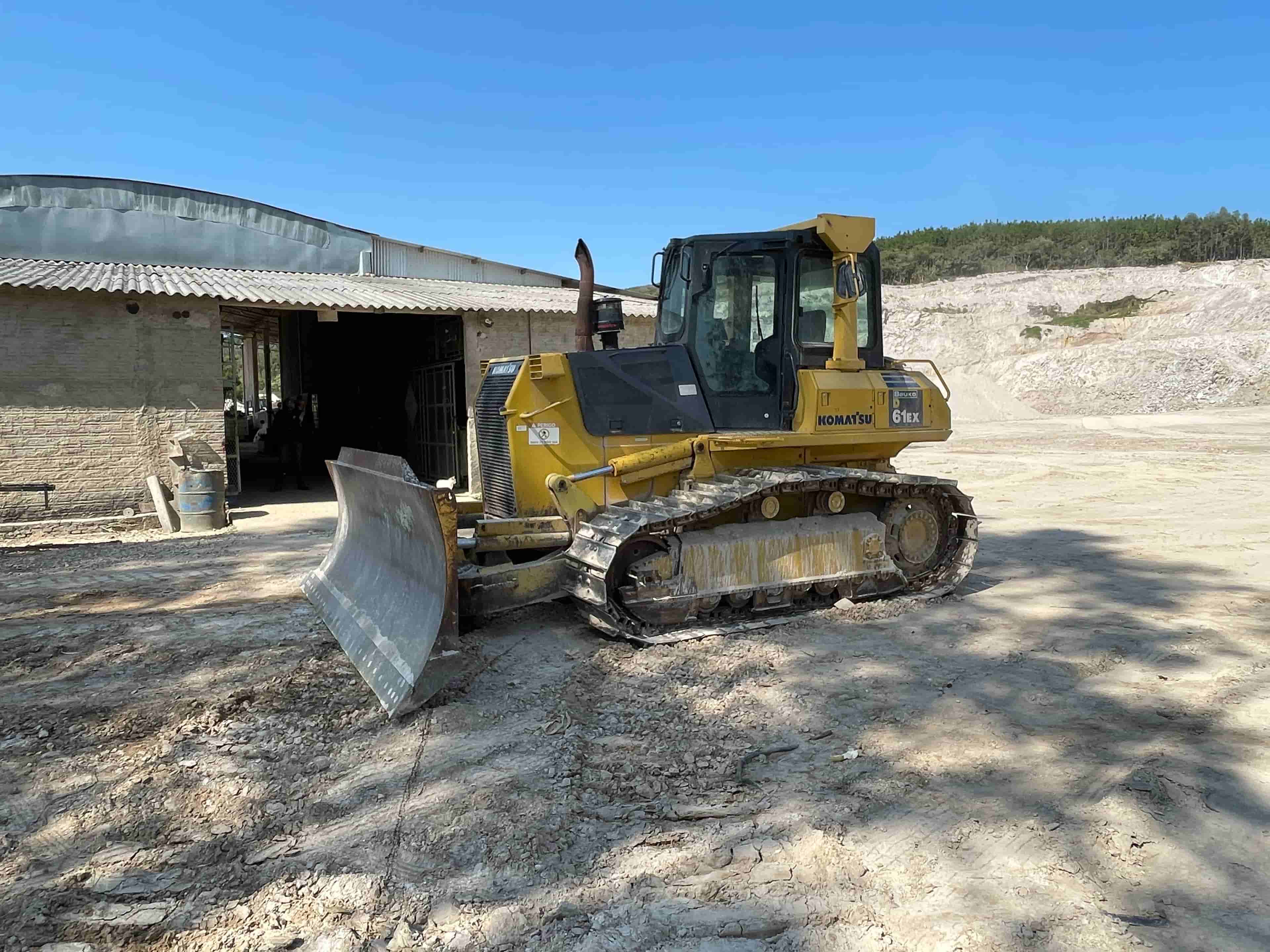 Trator de esteira Komatsu D61-EX 2012 - imagem de fundo