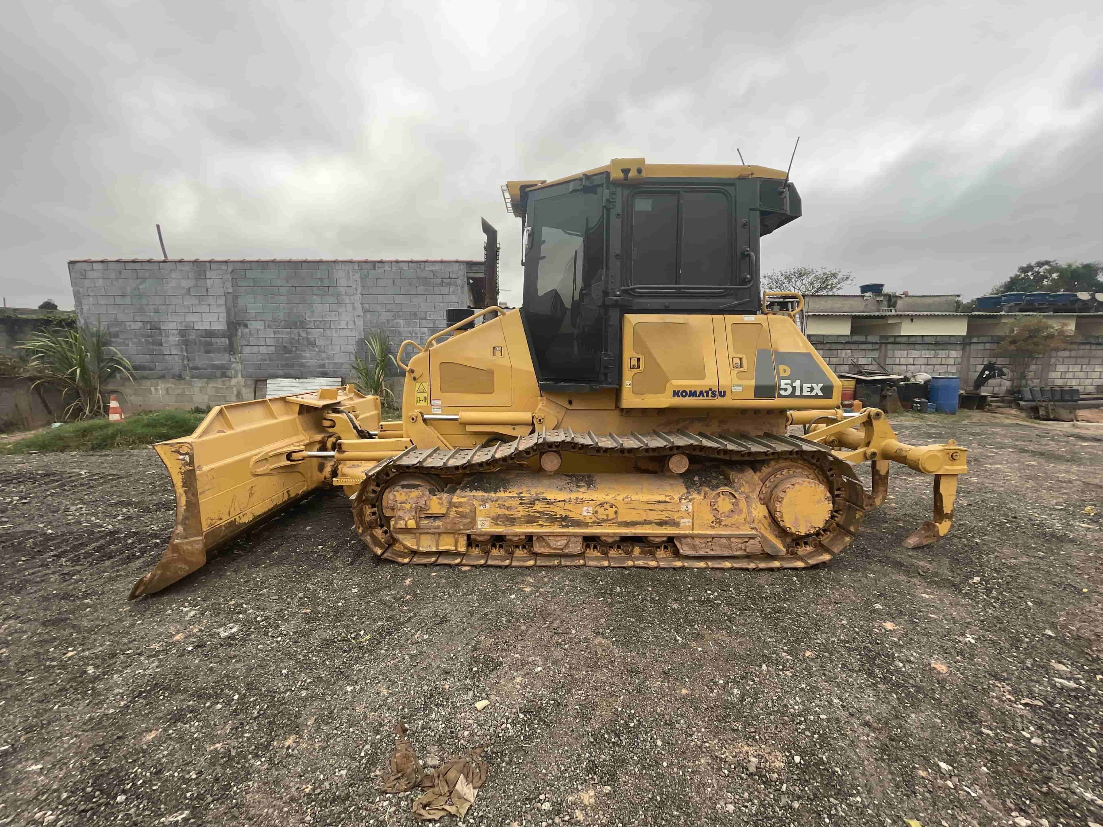 Trator de esteira Komatsu D51-EX 2019 - imagem de fundo