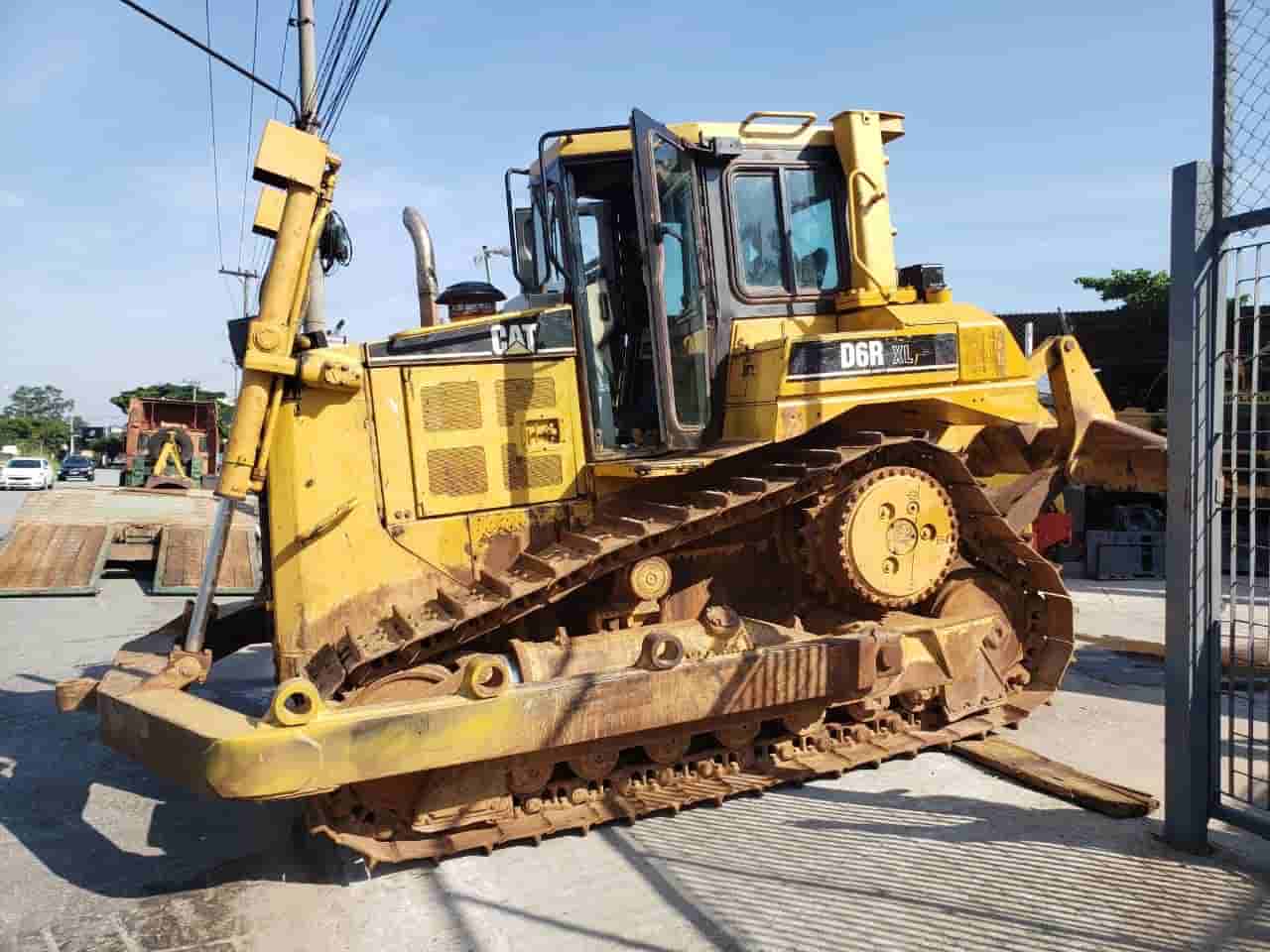 Trator de esteira Caterpillar D6R 2005 - imagem de fundo
