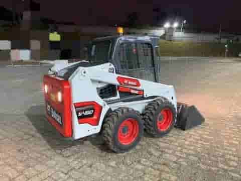 Mini Carregadeira Bobcat S450 2024 - imagem de fundo