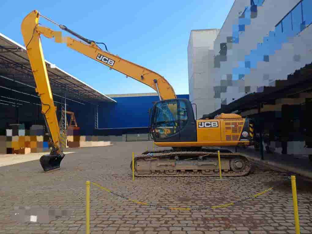 Escavadeira JCB JS220 LC 2022 - imagem de fundo