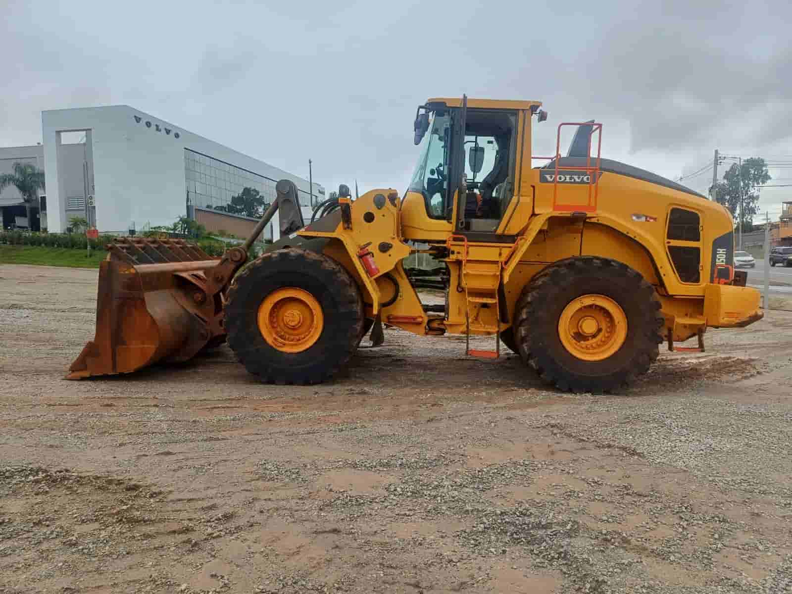 Pá Carregadeira Volvo L150H 2022 - imagem de fundo