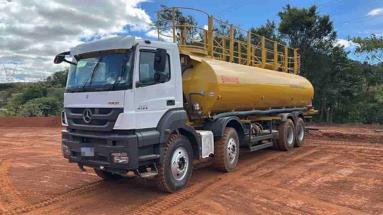 Caminhão Pipa Mercedes Benz AXOR 4144 (8x4) 2020 - imagem de fundo