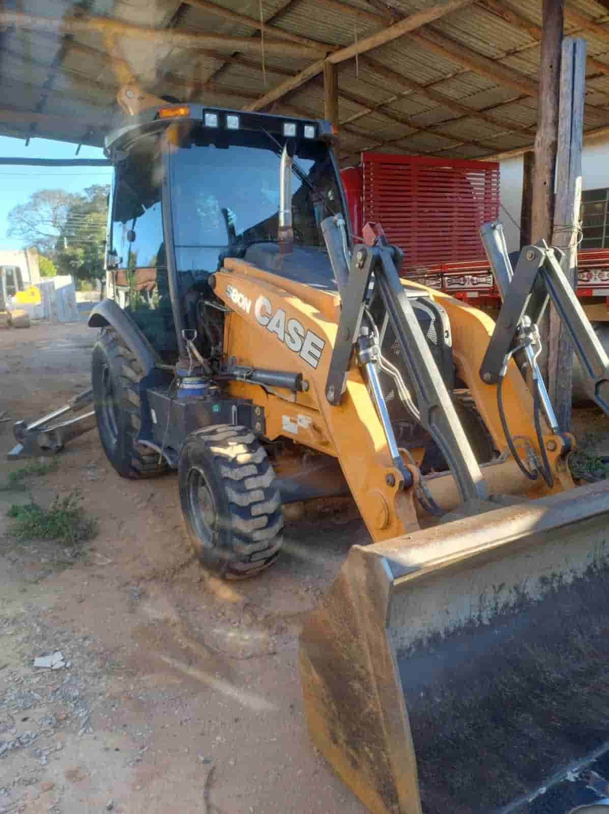 Retroescavadeira Case 580N 2018 - imagem de fundo