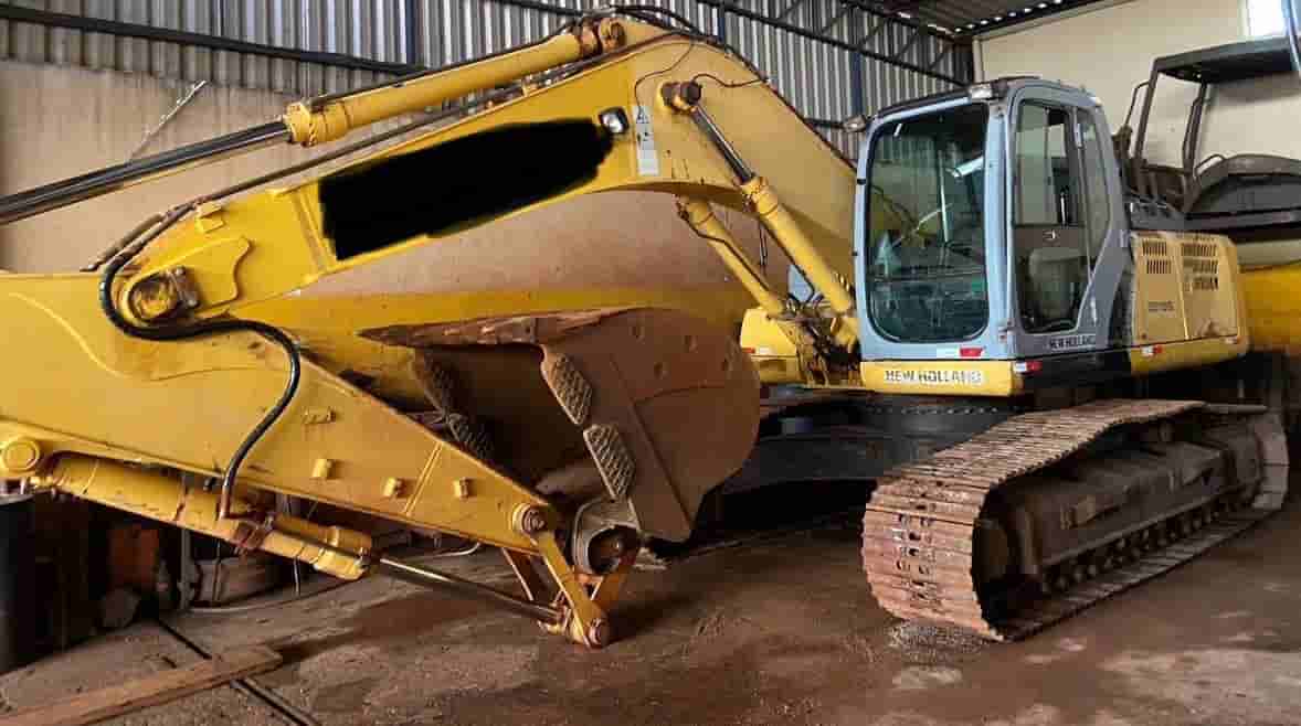 Escavadeira New Holland E215 B 2010 - imagem de fundo