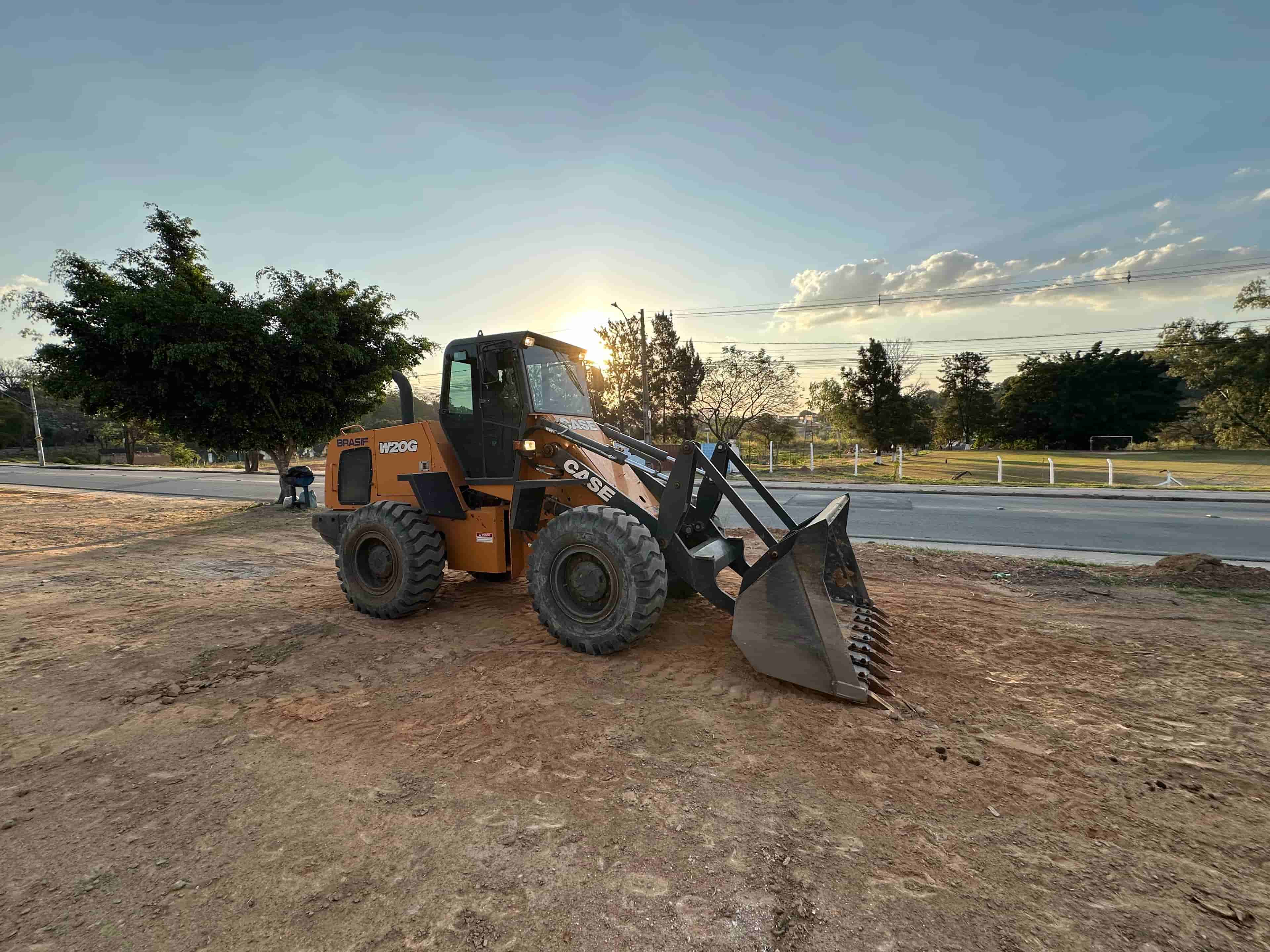 Pá Carregadeira Case W20G 2024 - imagem de fundo