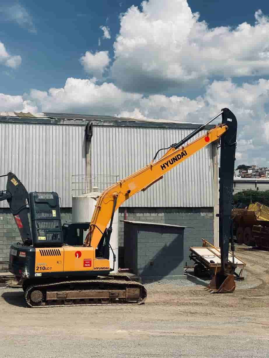 Escavadeira Hyundai R210LC-7 2011 - imagem de fundo