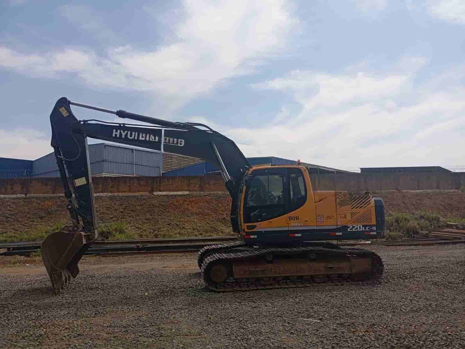 Escavadeira Hyundai R220LC-9 2022 - imagem de fundo