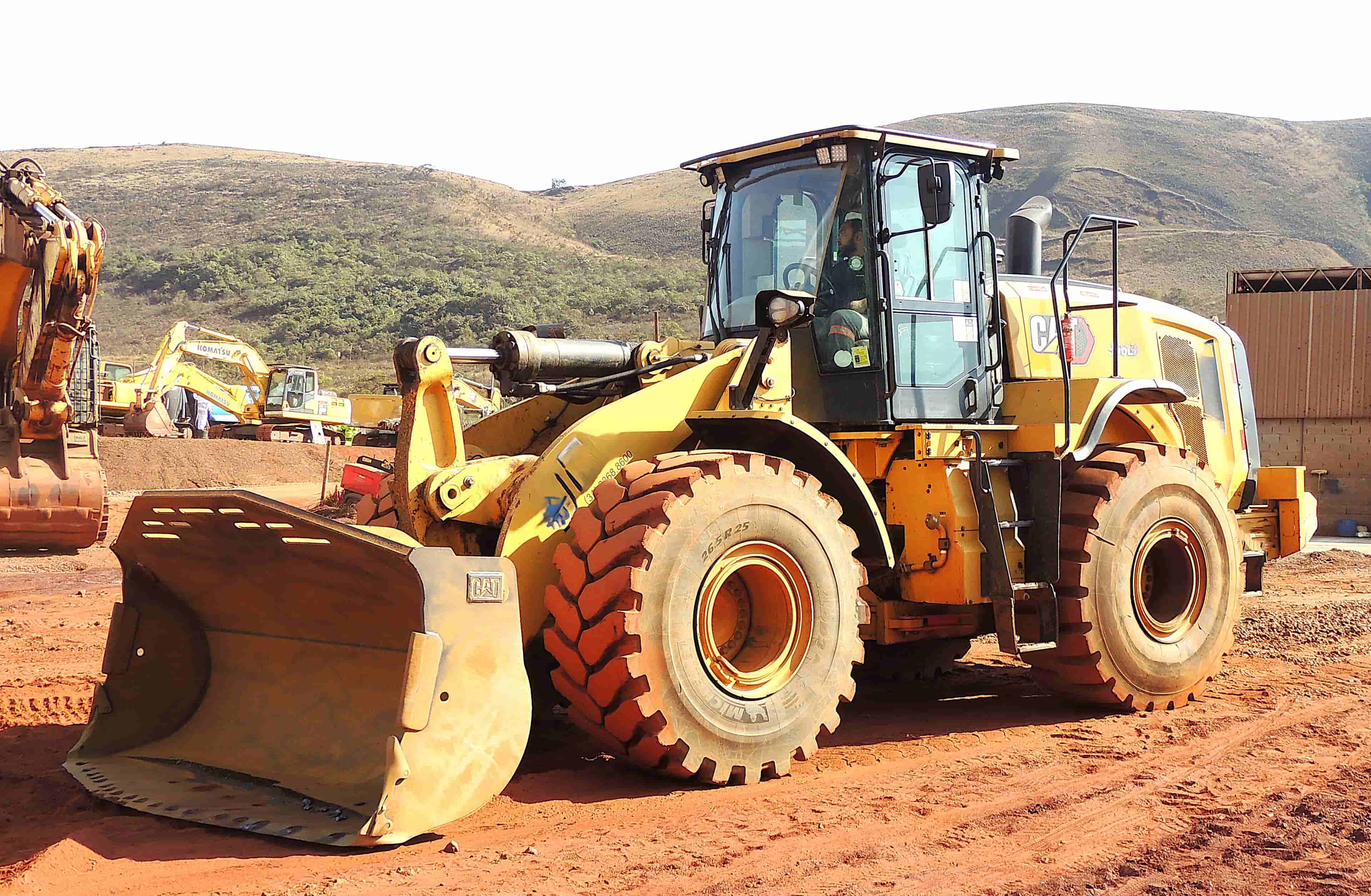 Pá Carregadeira Caterpillar  966L 2020 - imagem de fundo