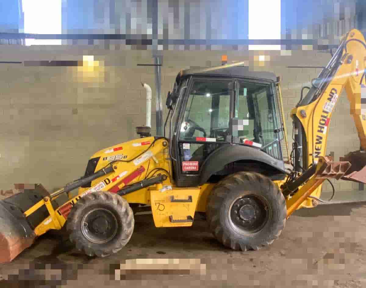 Retroescavadeira New Holland B95B 2021 - imagem de fundo
