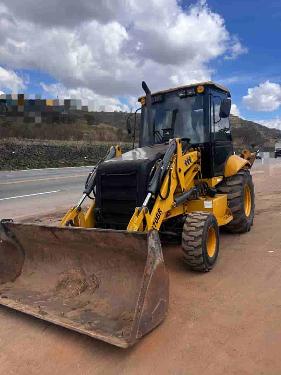 Retroescavadeira XCMG XT870BR 2018 - imagem de fundo