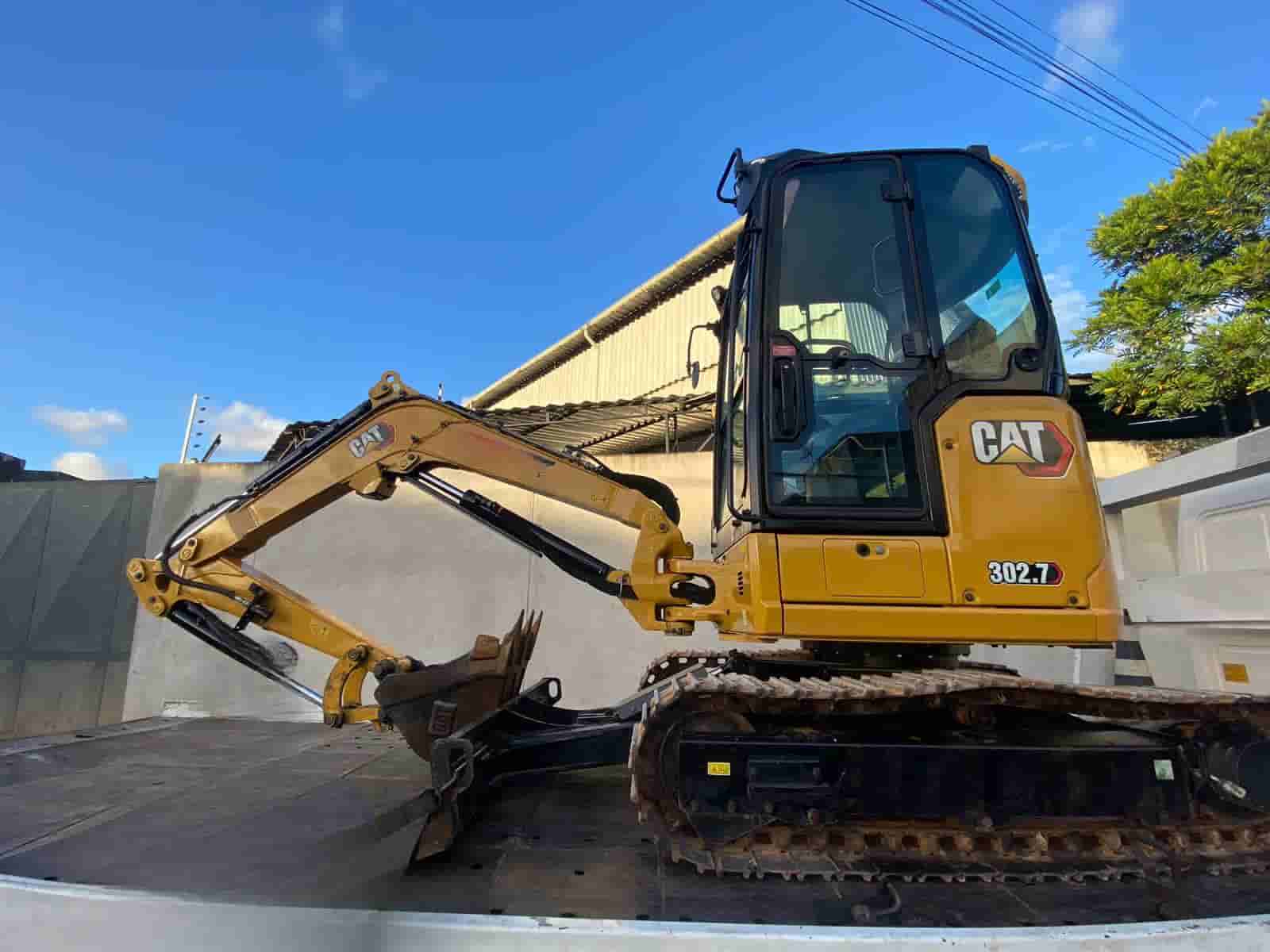 Mini Escavadeira Caterpillar 302.7 2022 - imagem de fundo