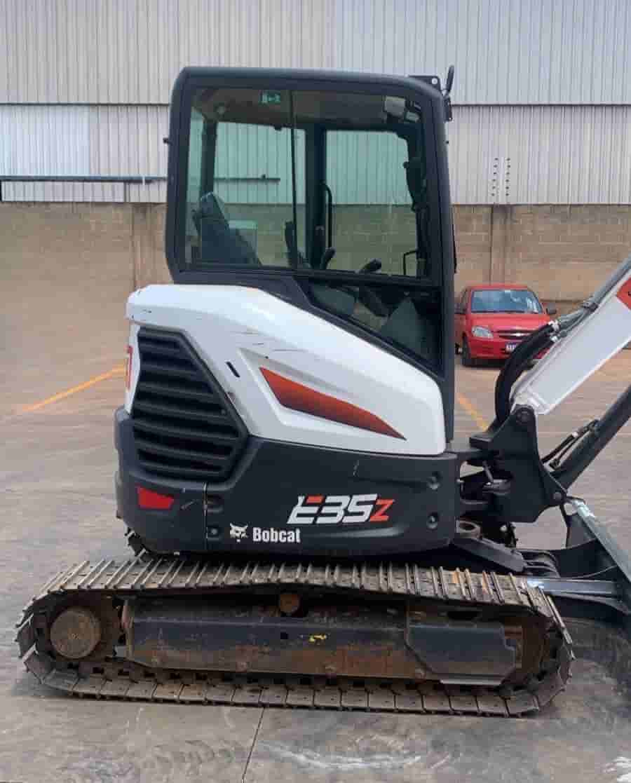 Mini Escavadeira Bobcat E35 2022 - imagem de fundo