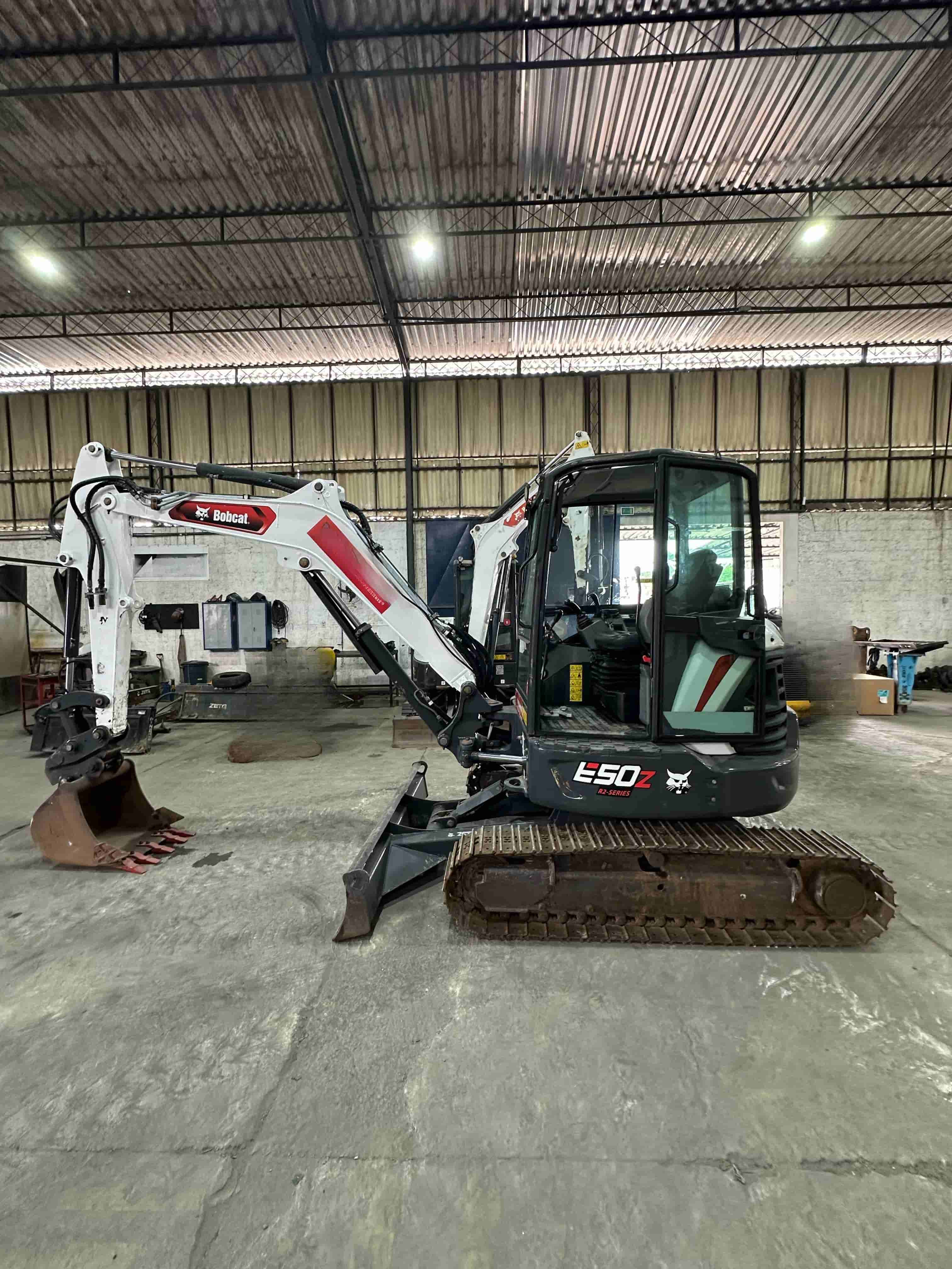Mini Escavadeira Bobcat E50 2022 - imagem de fundo