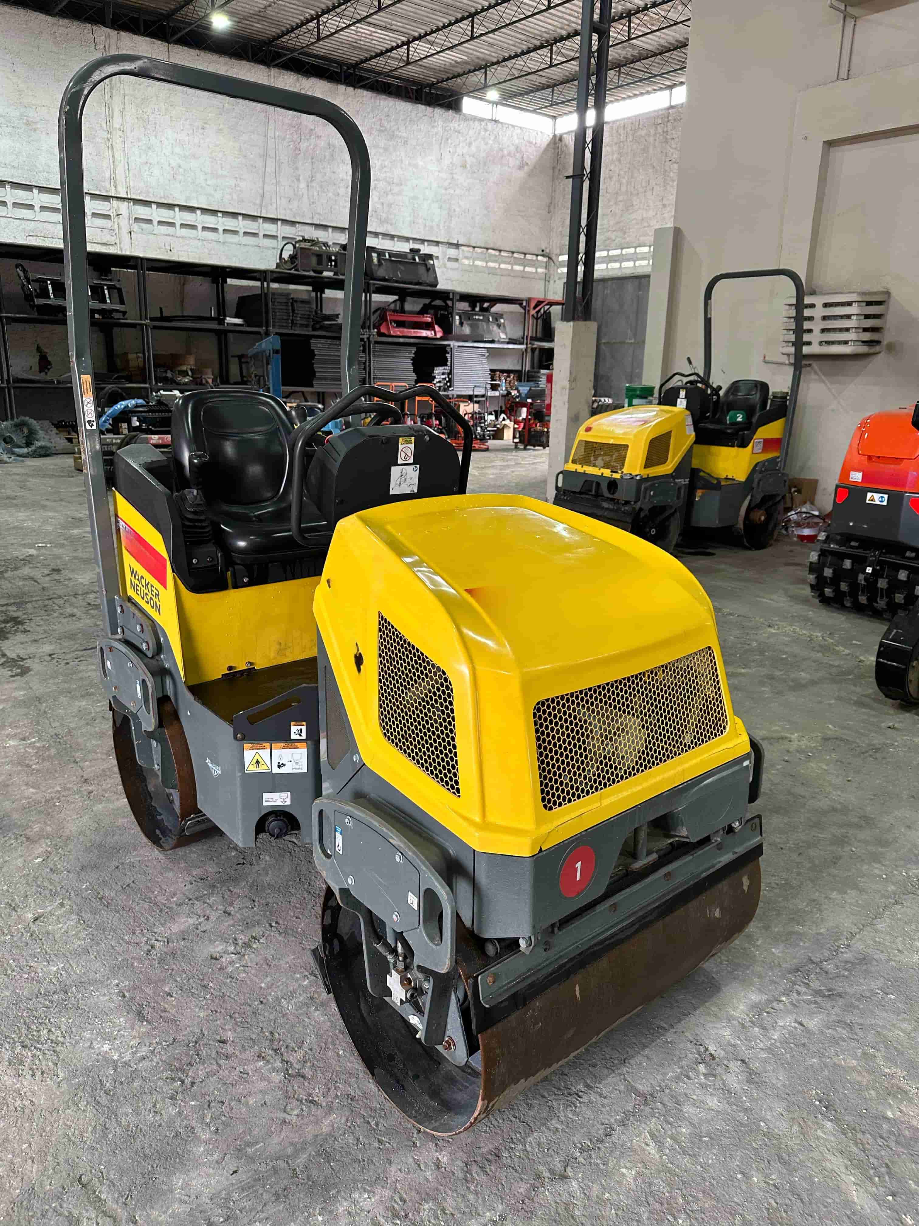 Rolo compactador Wacker Neuson RD12 2023 - imagem de fundo
