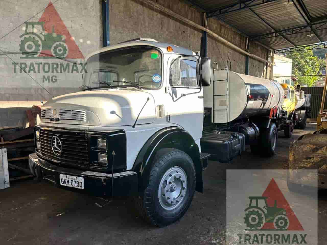 Caminhão Mercedes Benz LK1520 1990 - imagem de fundo