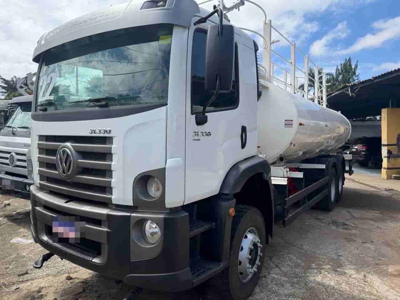 Caminhão Pipa Volkswagen 31330 2021 - imagem de fundo