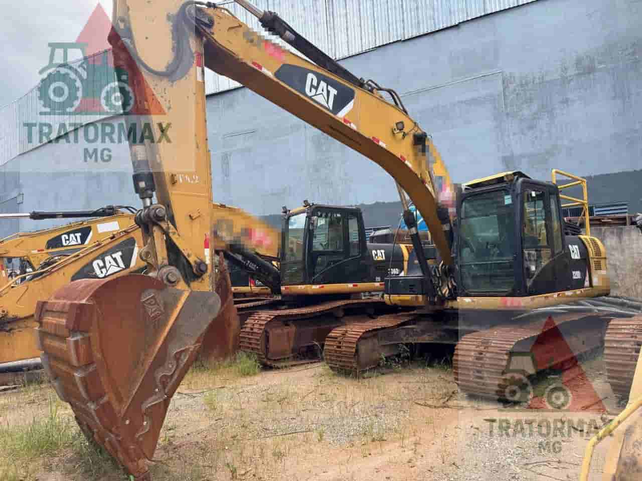 Escavadeira Caterpillar 320 D2L 2016 - imagem de fundo