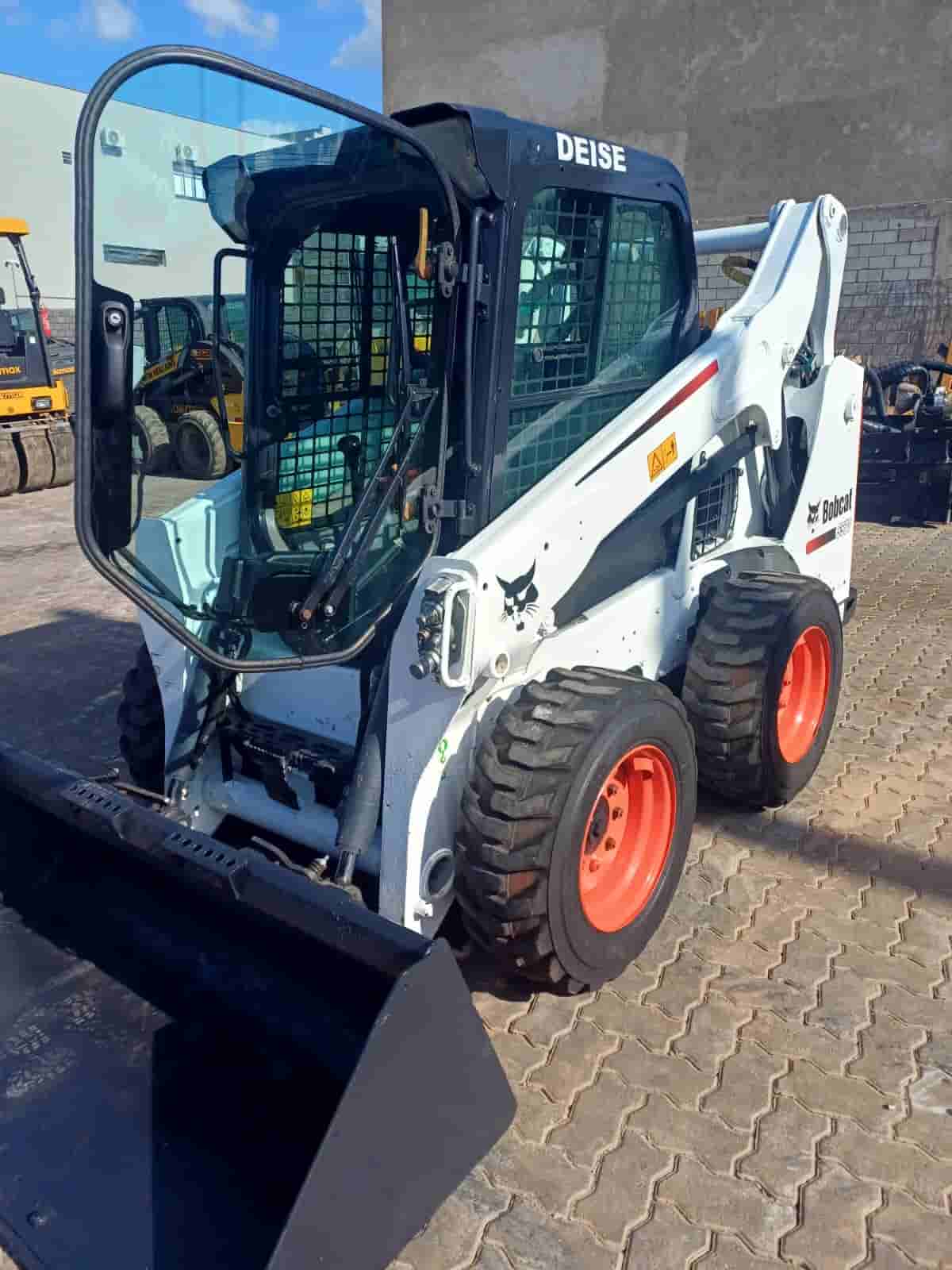 Mini Carregadeira Bobcat S570 2019 - imagem de fundo