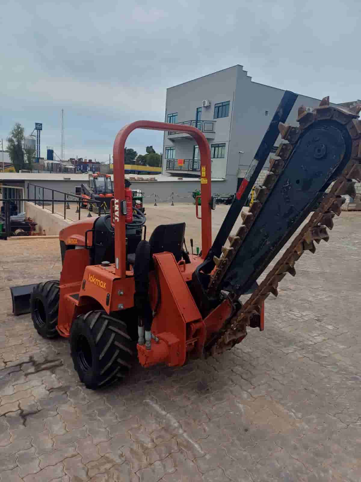 Valetadeira Tripulada Ditch Witch RT45 2018 - imagem de fundo