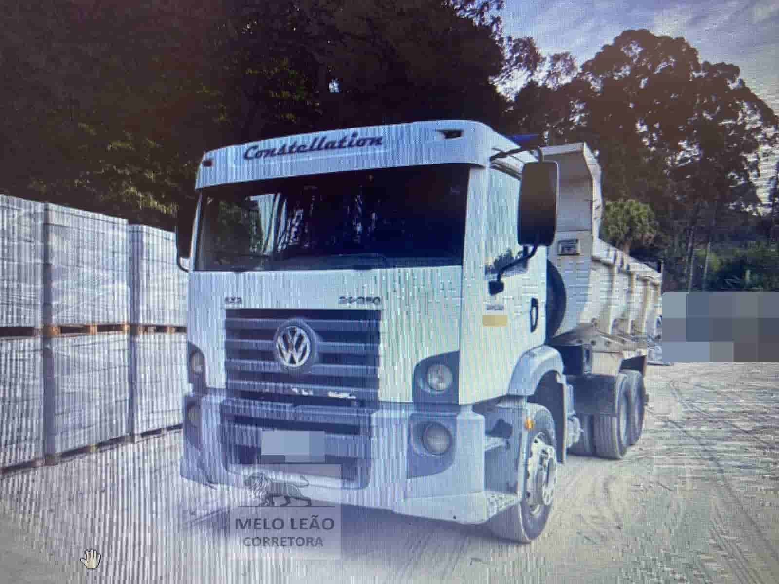 Caminhão Volkswagen 24.250 Constellation 2009 - imagem de fundo