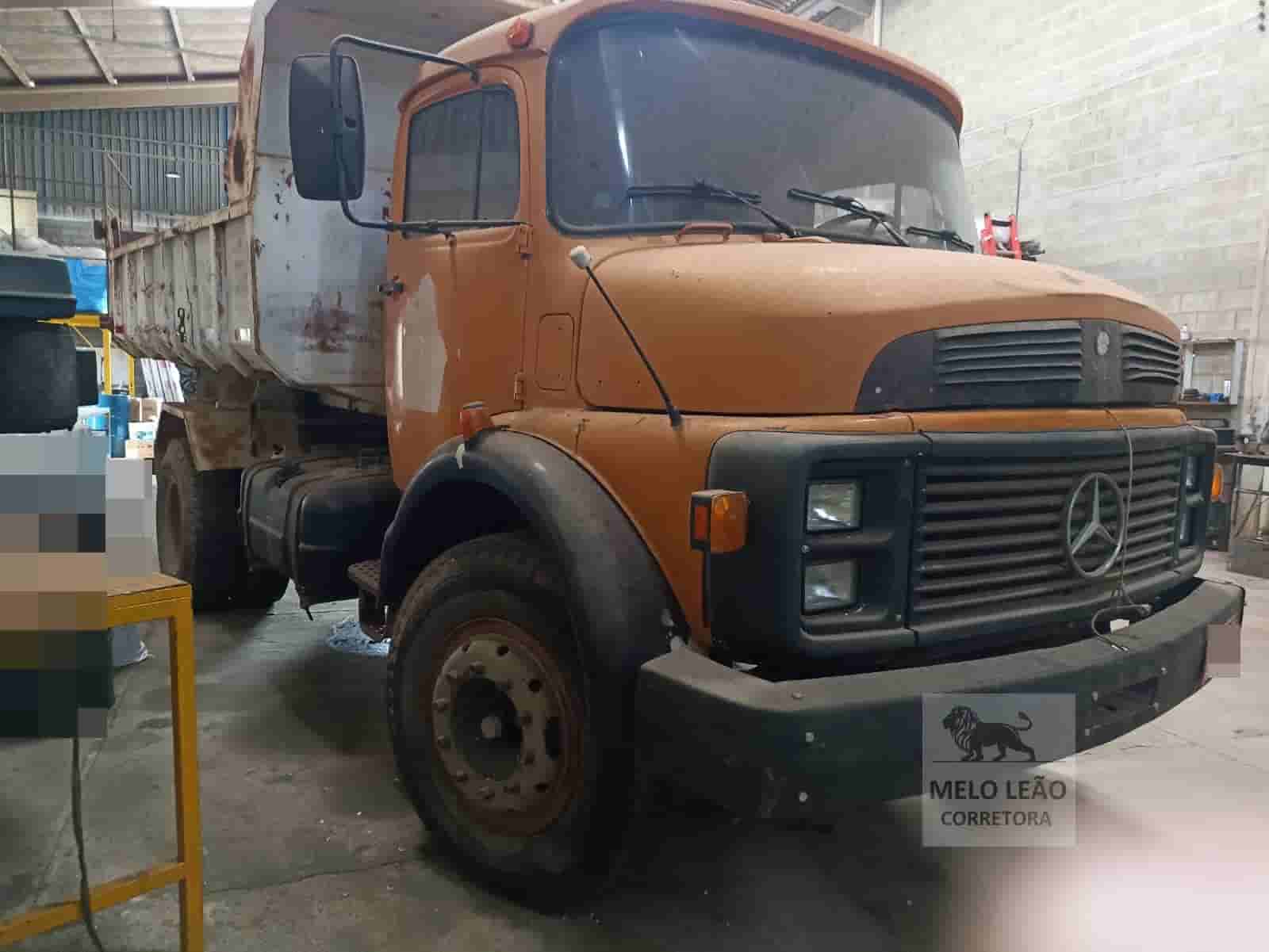 Caminhão Mercedes Benz MB1519 1979 - imagem de fundo