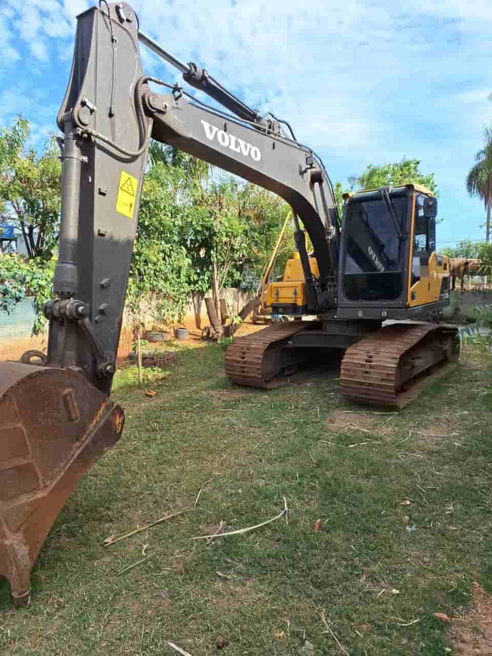 Escavadeira Volvo EC140DLM 2023 - imagem de fundo
