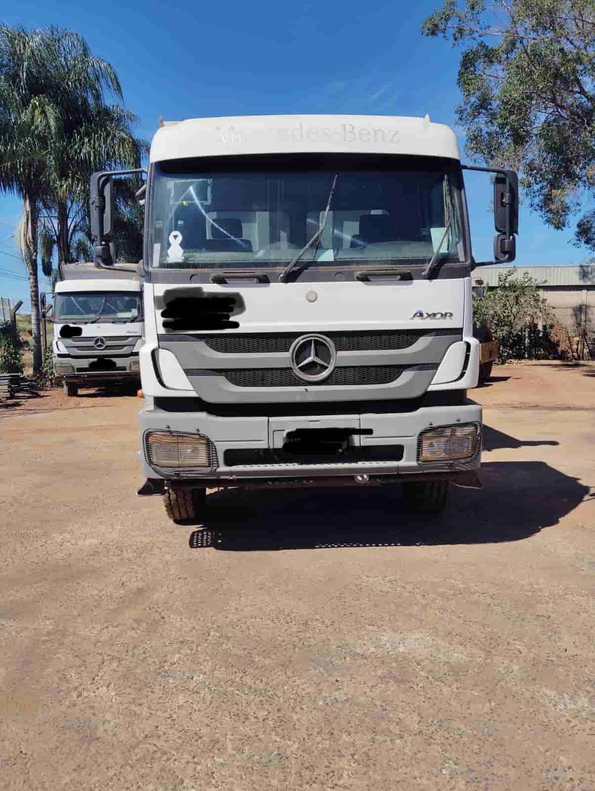 Caminhão Mercedes Benz Axor 3131 2014 - imagem de fundo