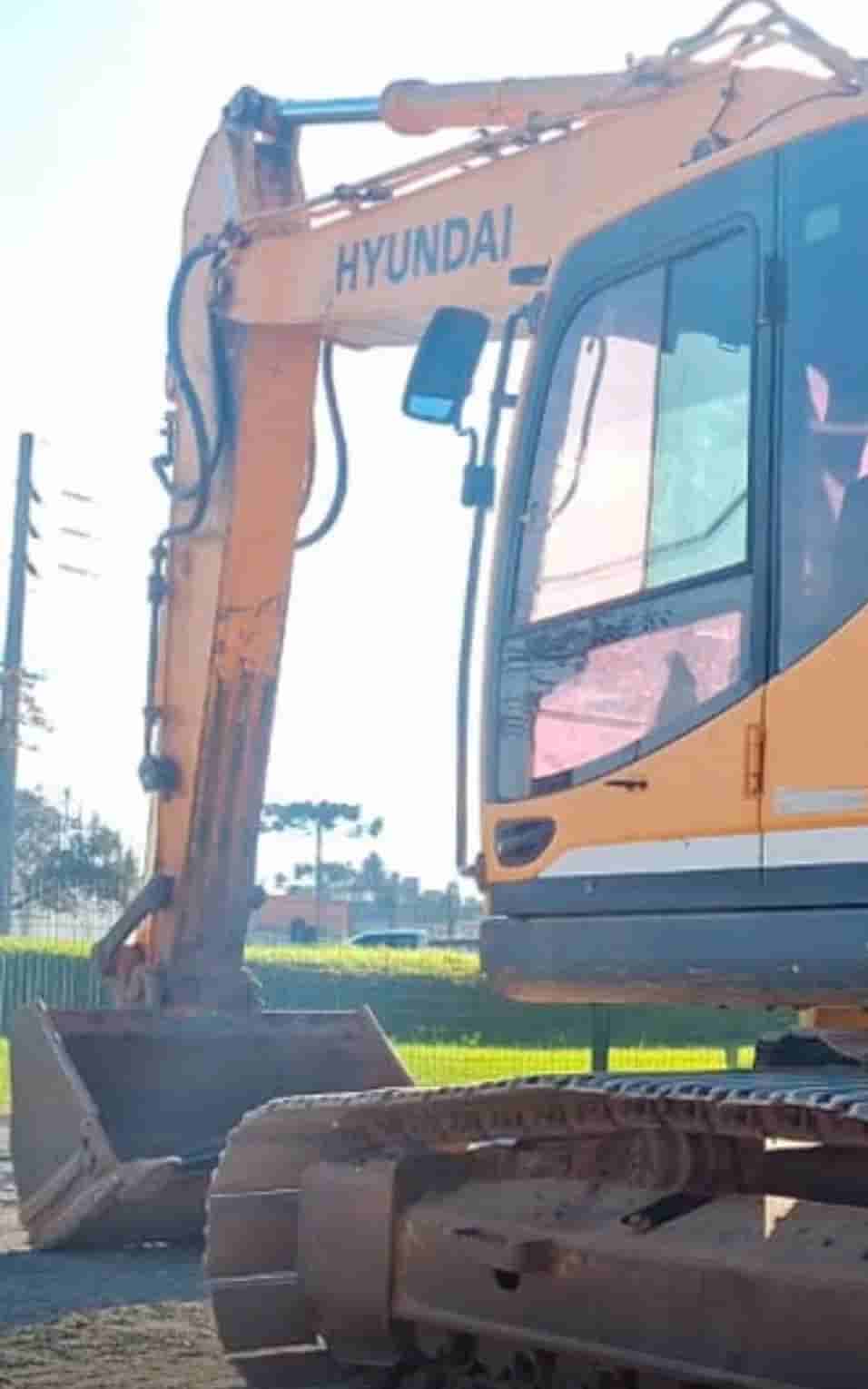 Escavadeira Hyundai R220LC-9S 2014 - imagem de fundo