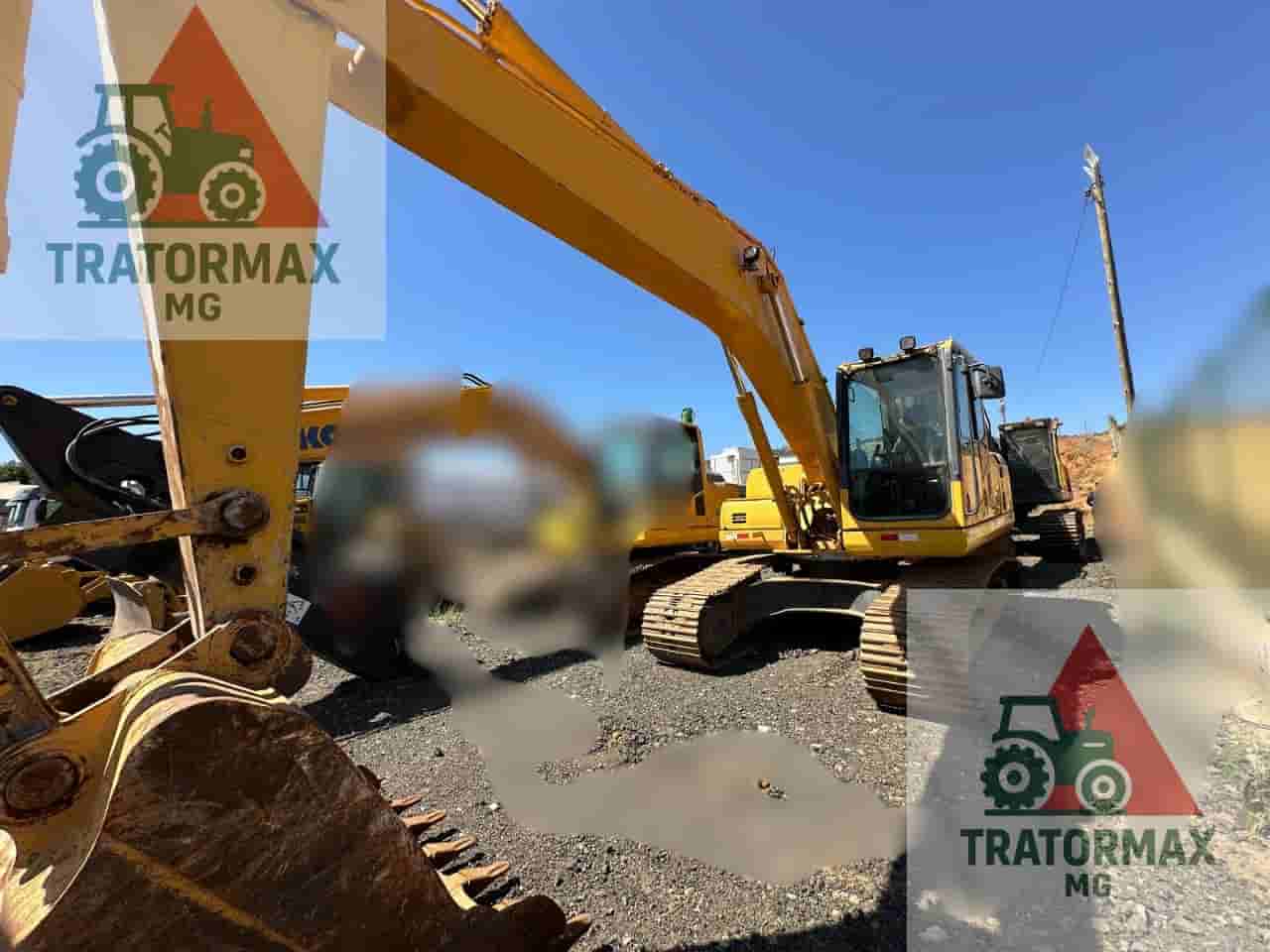 Escavadeira Komatsu PC200 2018 - imagem de fundo