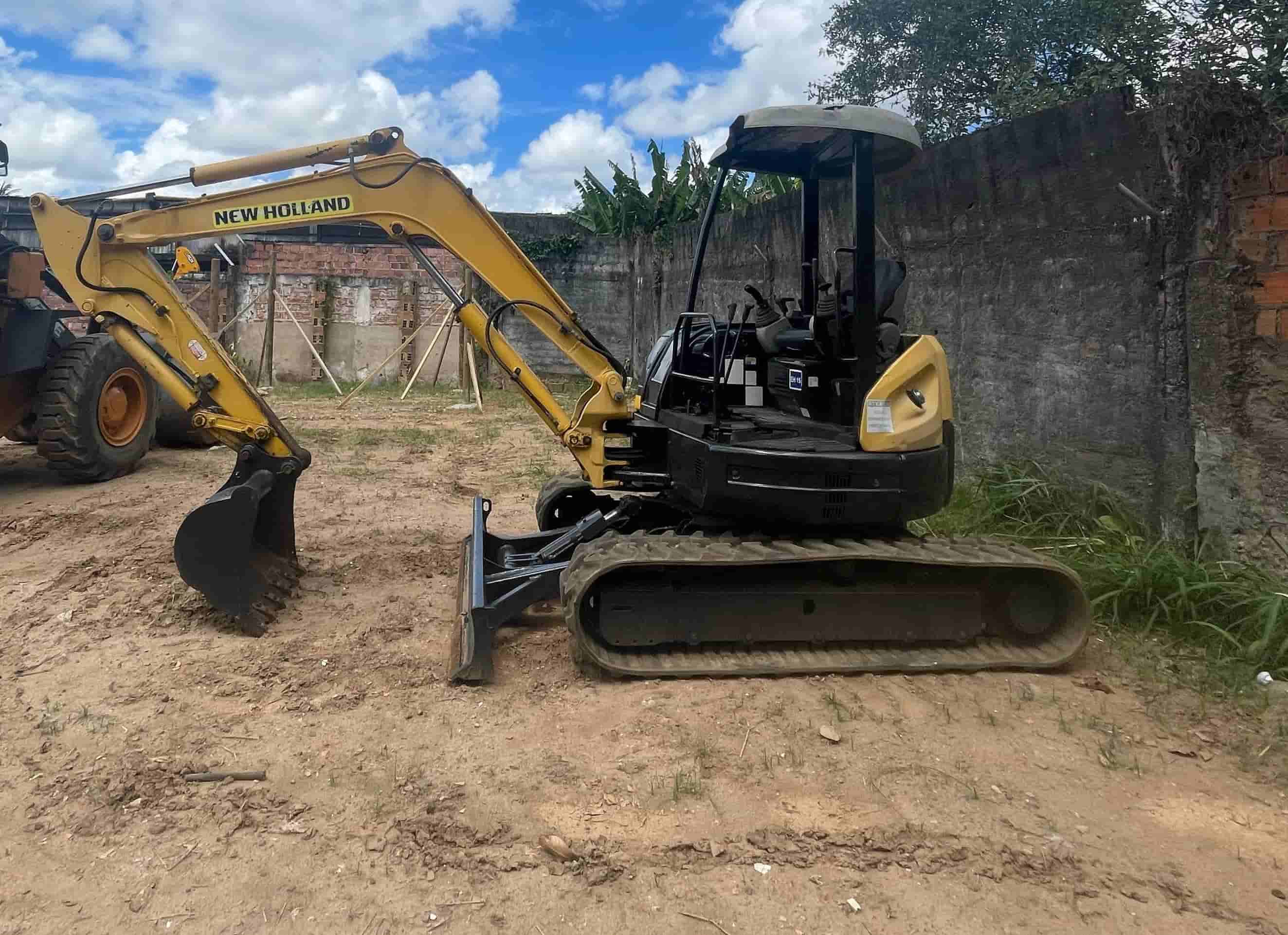 Mini Escavadeira New Holland E50B 2010 - imagem de fundo
