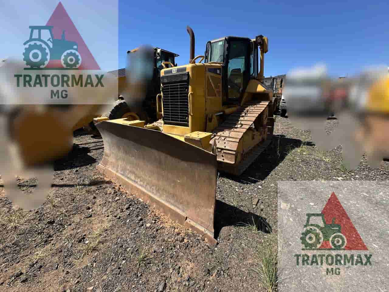 Trator de esteira Caterpillar D6N 2012 - imagem de fundo