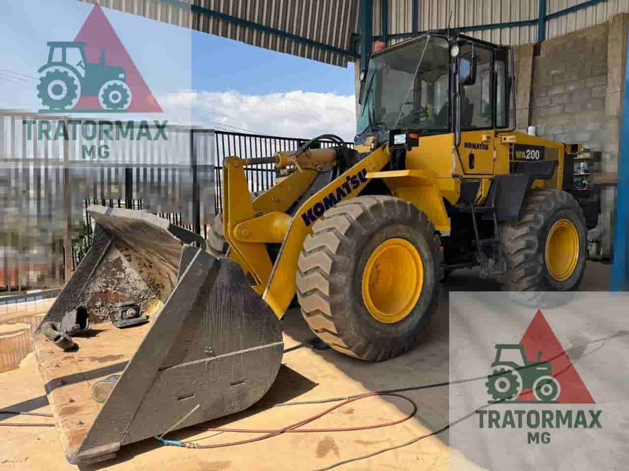 Pá Carregadeira Komatsu W200 2021 - imagem de fundo