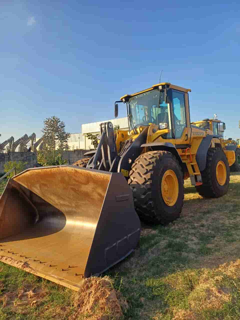 Pá Carregadeira Volvo L120F 2023 - imagem de fundo