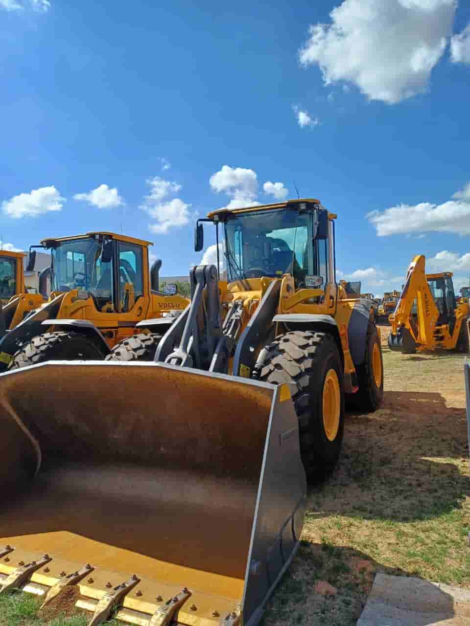 Pá Carregadeira Volvo L120F 2023 - imagem de fundo