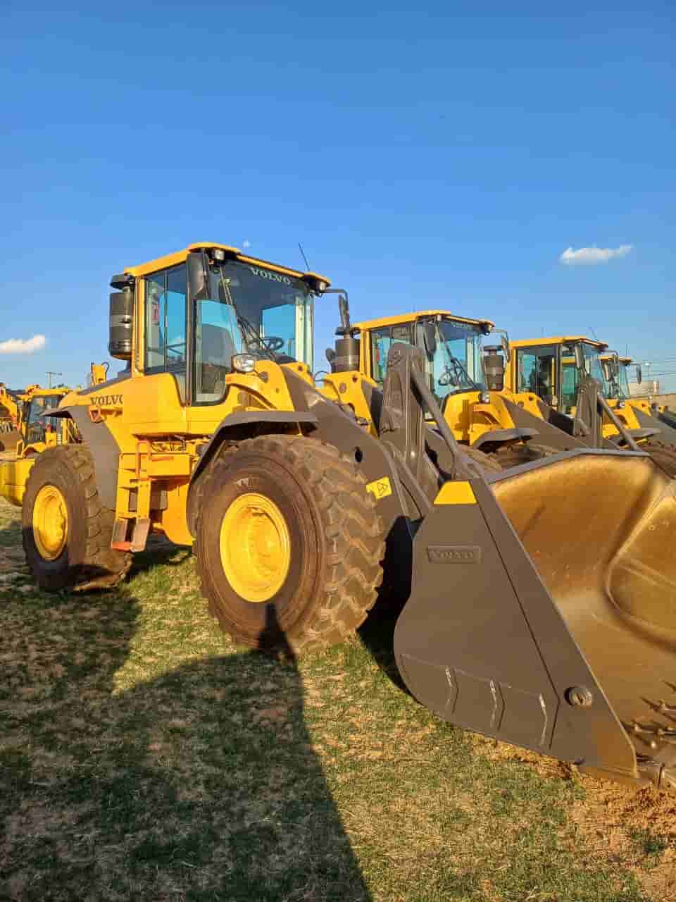Pá Carregadeira Volvo L120F 2023 - imagem de fundo