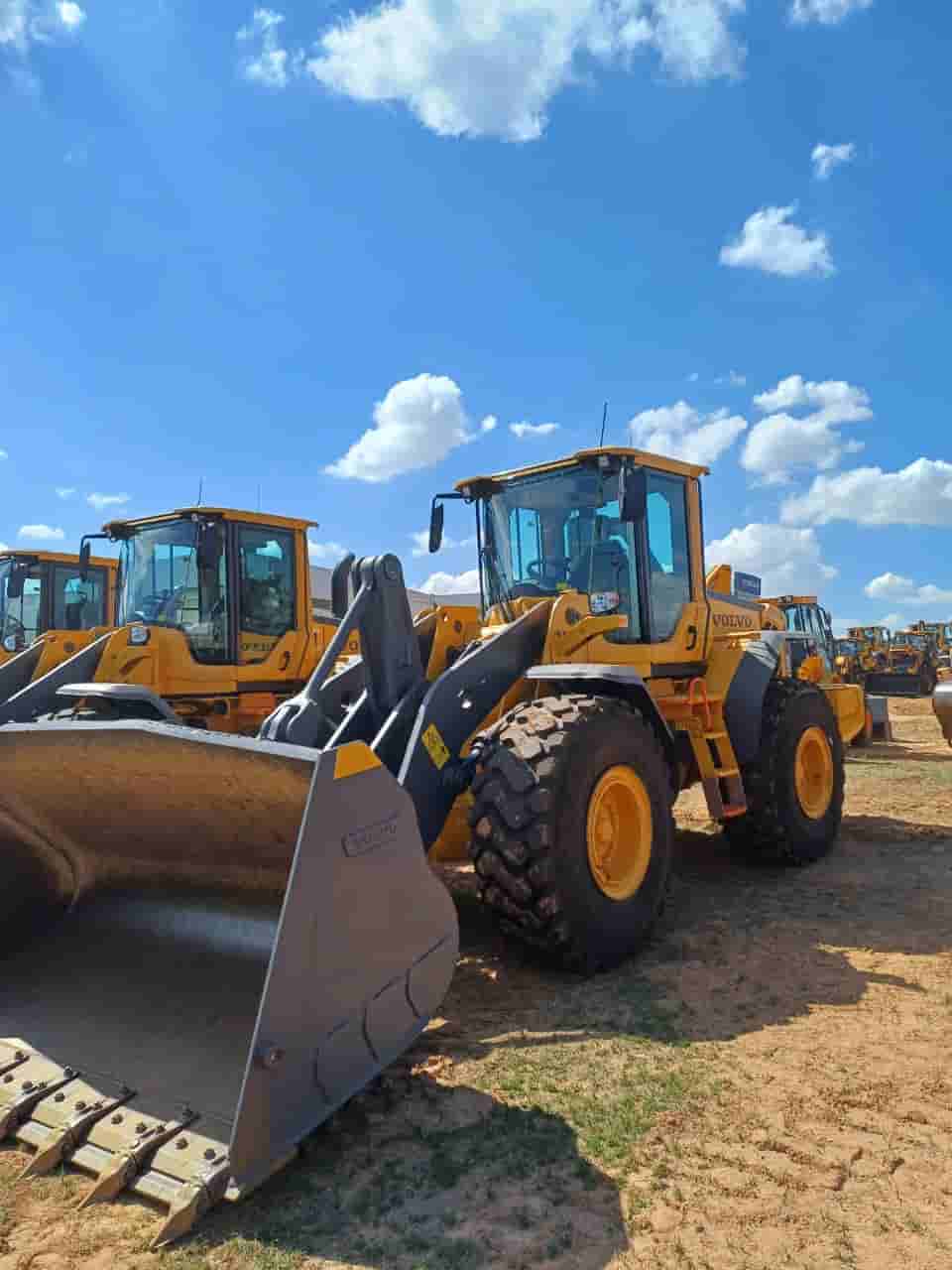 Pá Carregadeira Volvo L120F 2023 - imagem de fundo