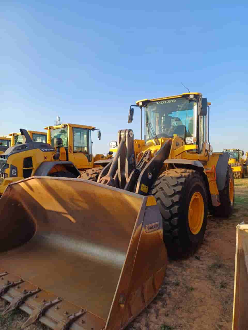 Pá Carregadeira Volvo L120F 2023 - imagem de fundo