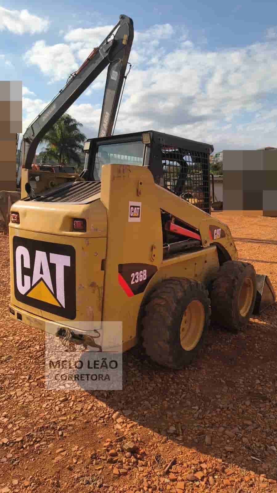 Mini Carregadeira Caterpillar 236B 2012 - imagem de fundo