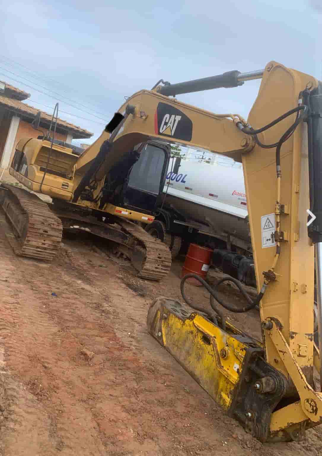 Escavadeira Caterpillar 323 2012 - imagem de fundo
