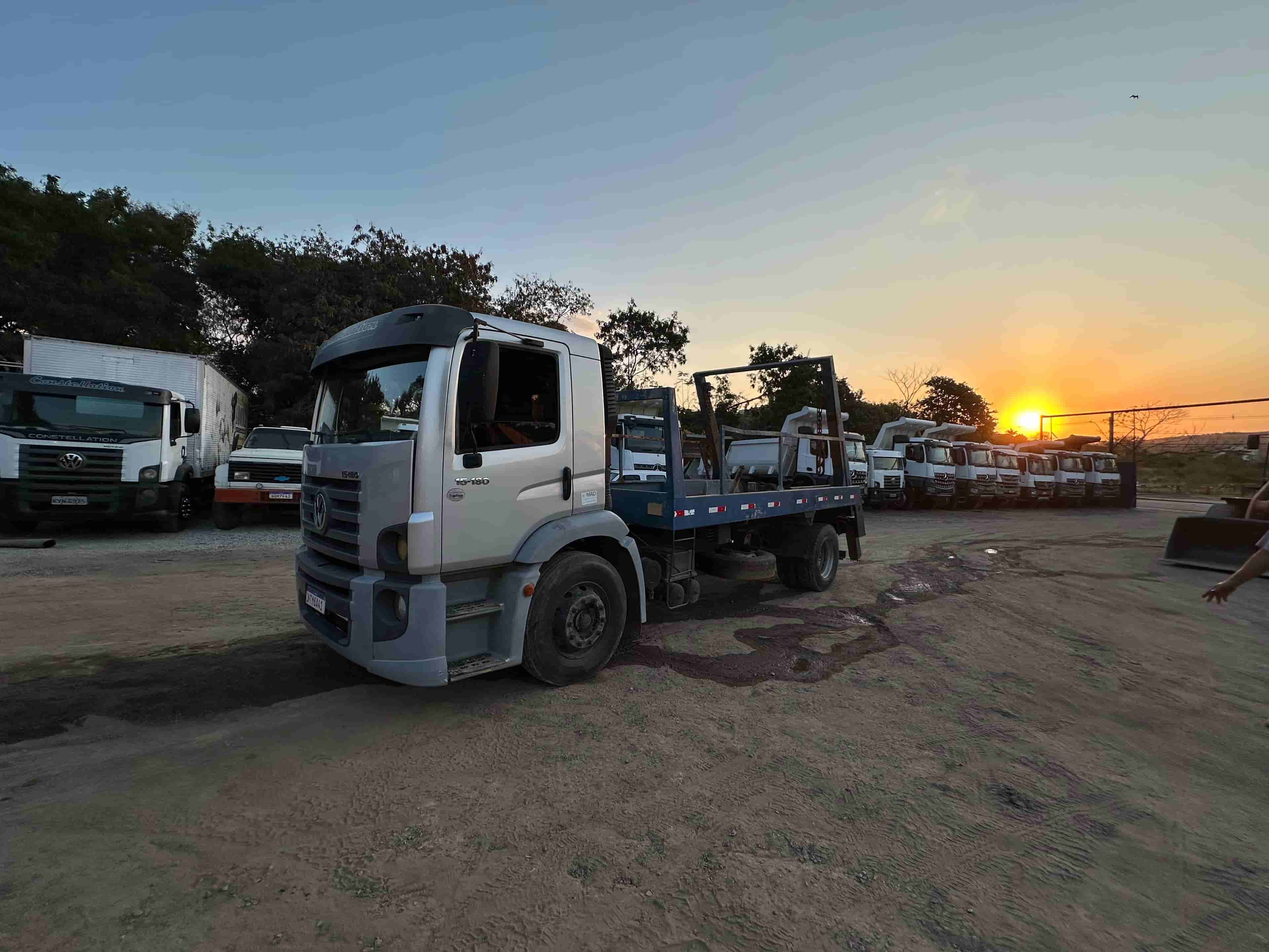 Caminhão Volkswagen 15180 4X2 2010 - imagem de fundo